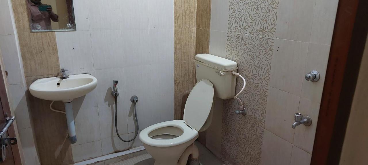 Guruvayur Adithya Esterno foto