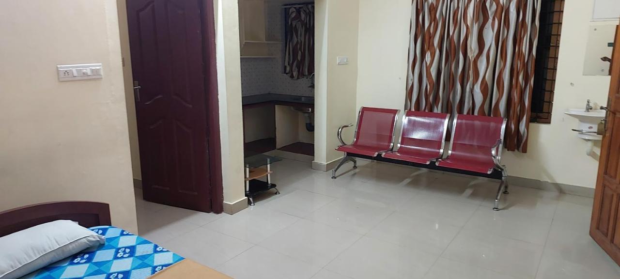 Guruvayur Adithya Esterno foto